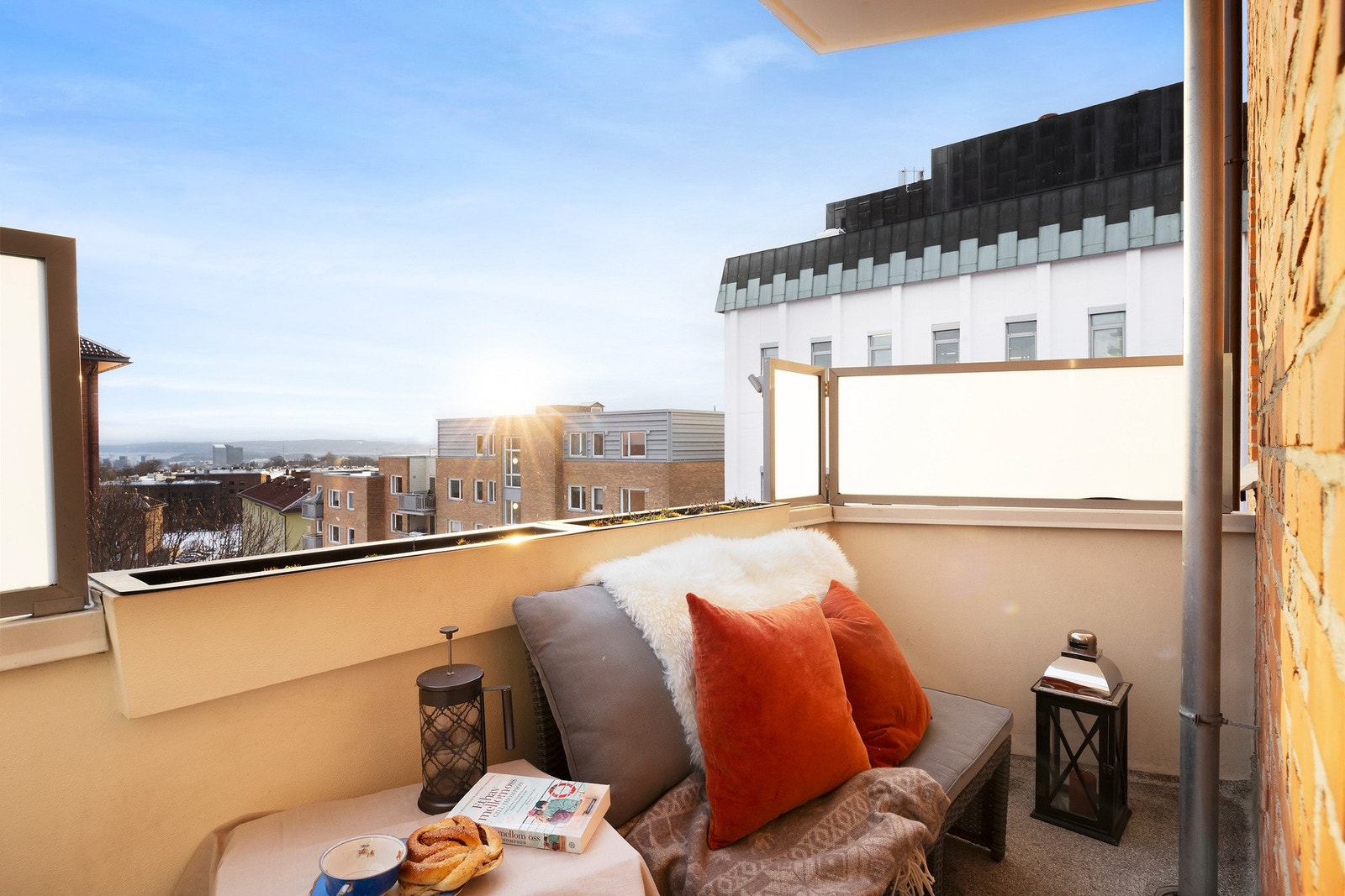 Boligen har en romslig stue med direkte adkomst til en sørvendt balkong med flott utsikt over byen. Galleribilde