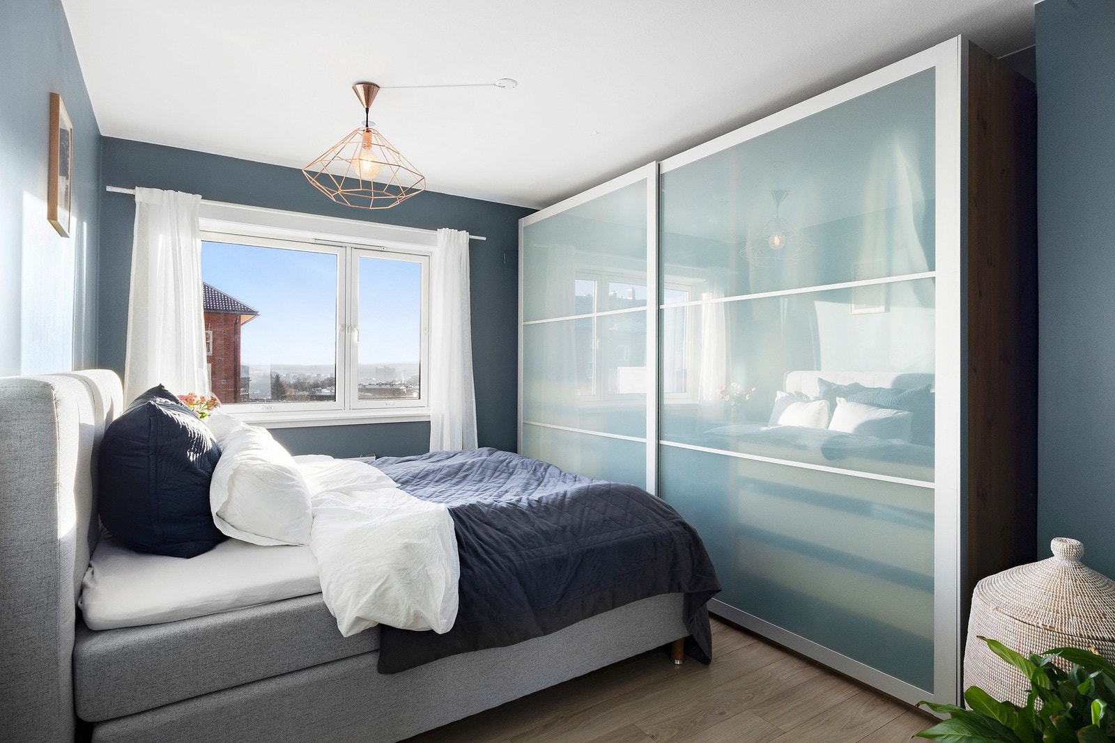 Stort garderobeskap for oppbevaring av klær og sko. Galleribilde