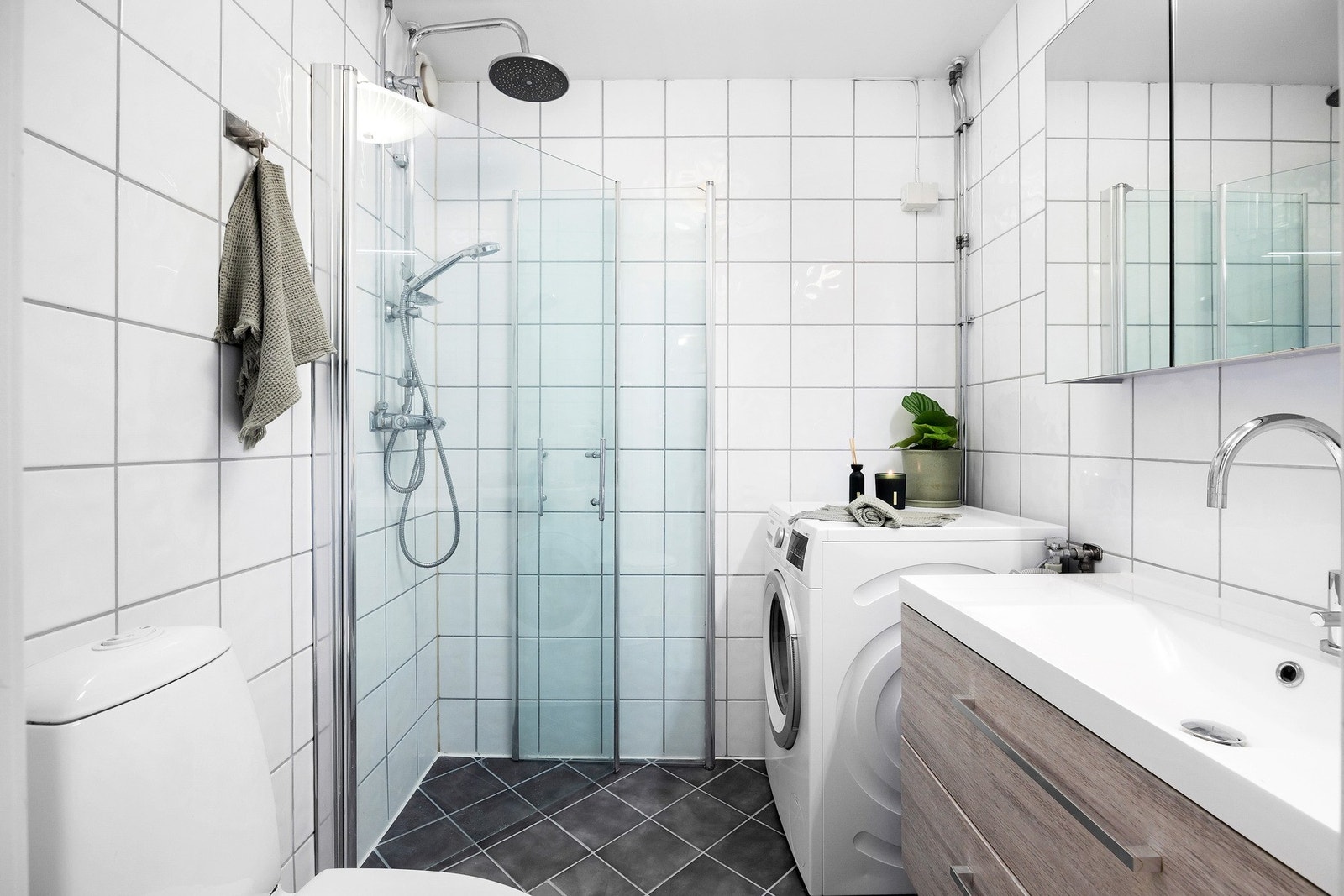 Helfliset baderom med varme i gulv og opplegg for vaskemaskin. Galleribilde