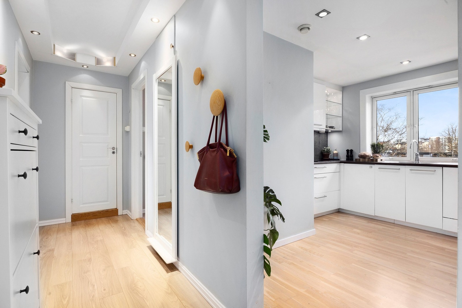 Leiligheten disponerer to eksterne boder som sikrer god lagringsplass; én loftsbod og én kjellerbod. Galleribilde