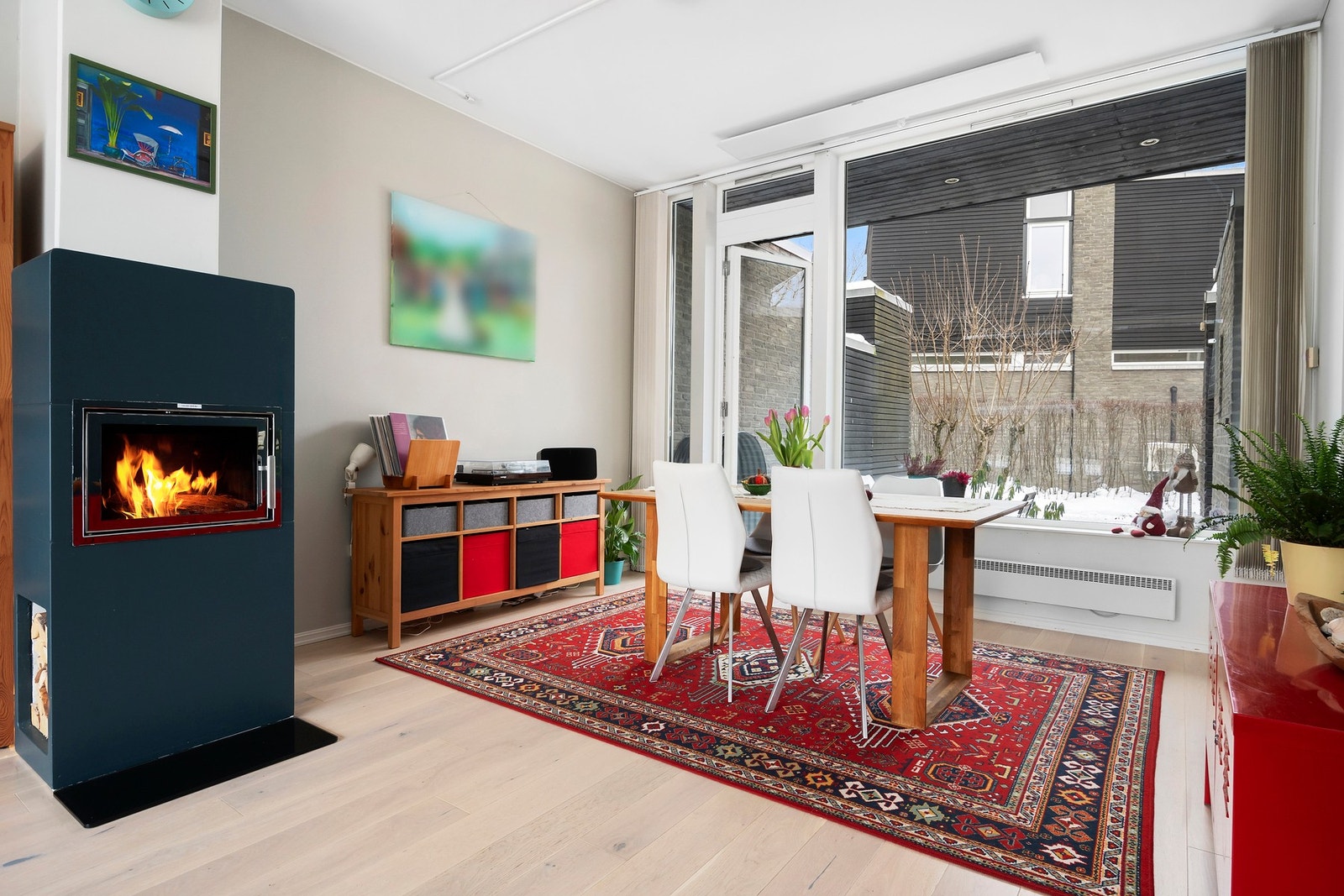 Stuen har utgang til to separate uteplasser, en på hver side av boligen Galleribilde