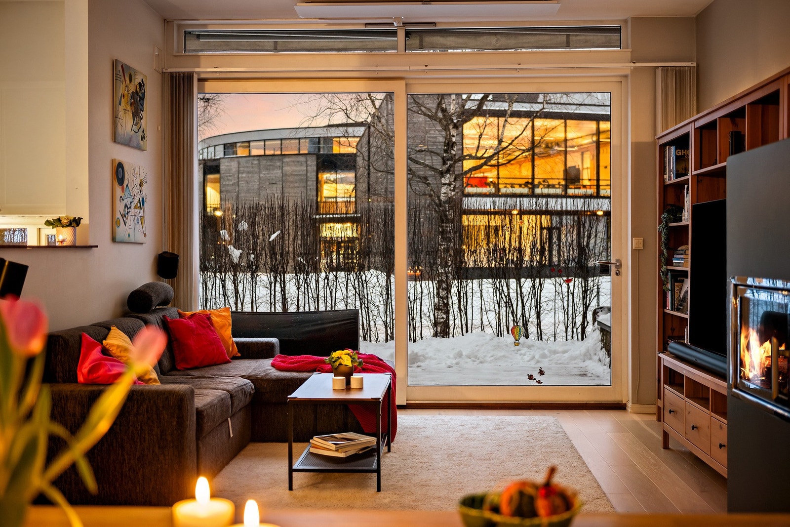 De store vindusflatene sørger for rikelig med naturlig lysinnslipp Galleribilde