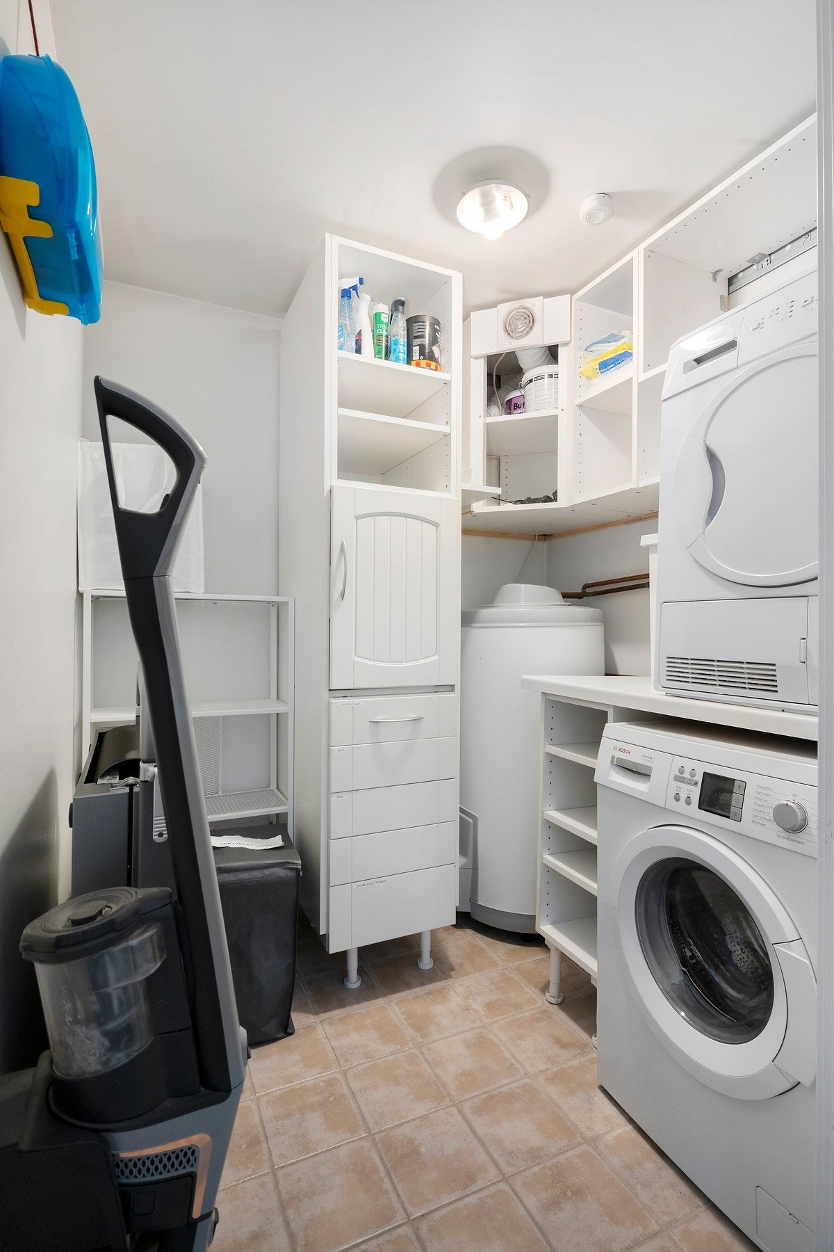 Praktisk vaskerom med opplegg for vaskemaskin og tørketrommel Galleribilde
