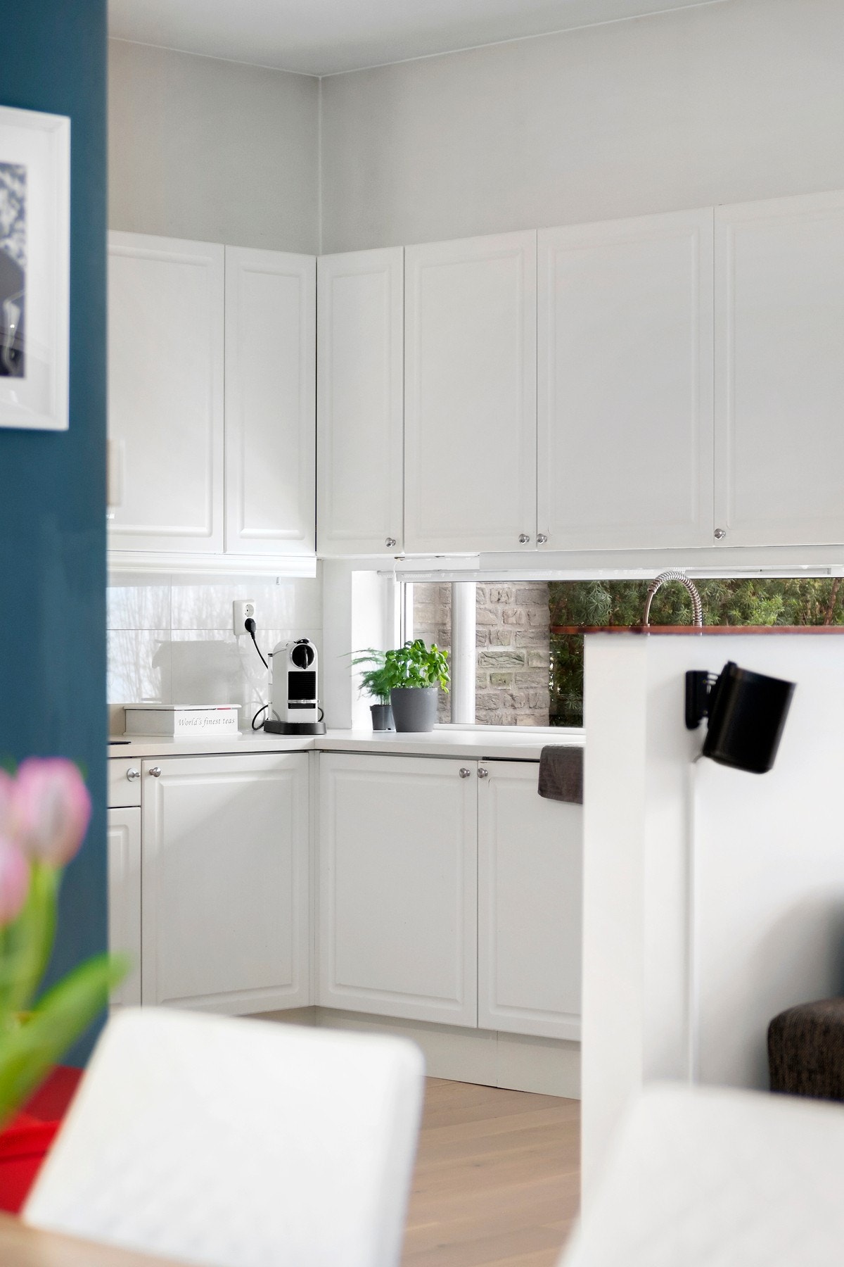 Videre fra stuen kommer man til kjøkkenet Galleribilde