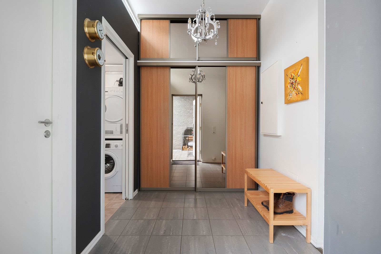 Entréen har en større skyvedørsgarderobe hvor en enkelt kan oppbevare yttertøy og sko Galleribilde