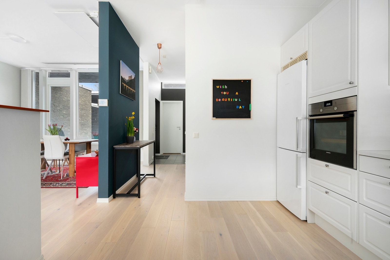 Av hvitevarer er det induksjonstopp, integrert komfyr og oppvaskmaskin, samt frittstående kjøleskap Galleribilde