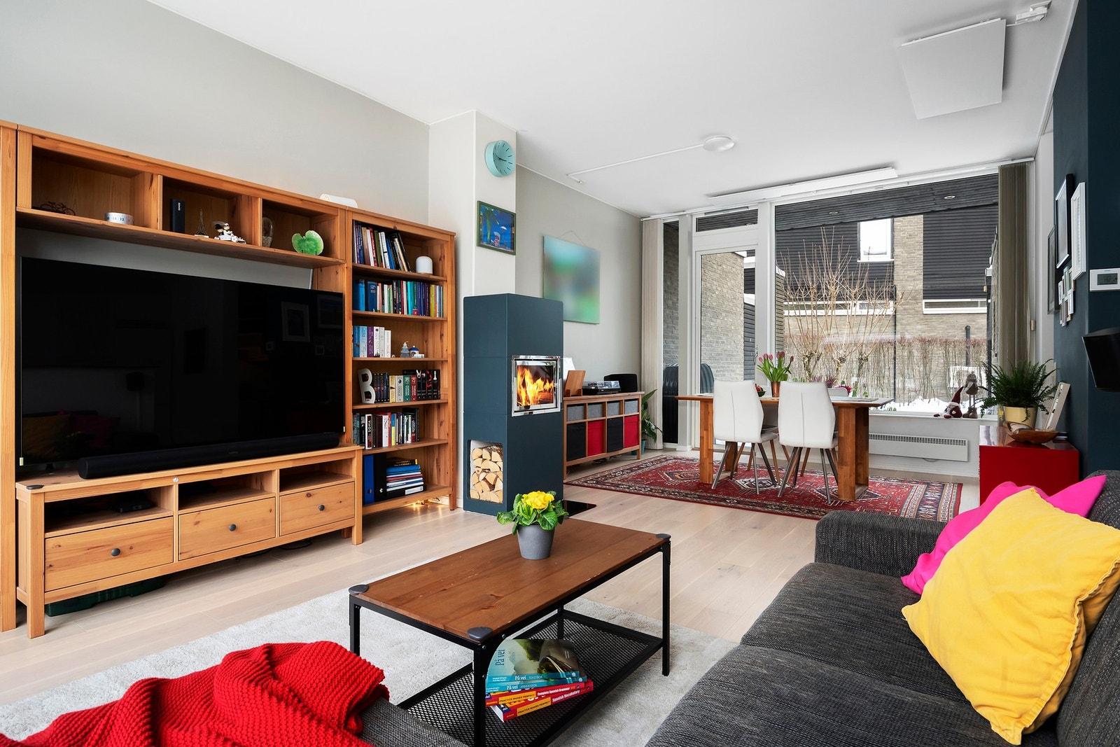 Lekker peisovn i stue sørger for godt med varme på kjølige vinterdager Galleribilde