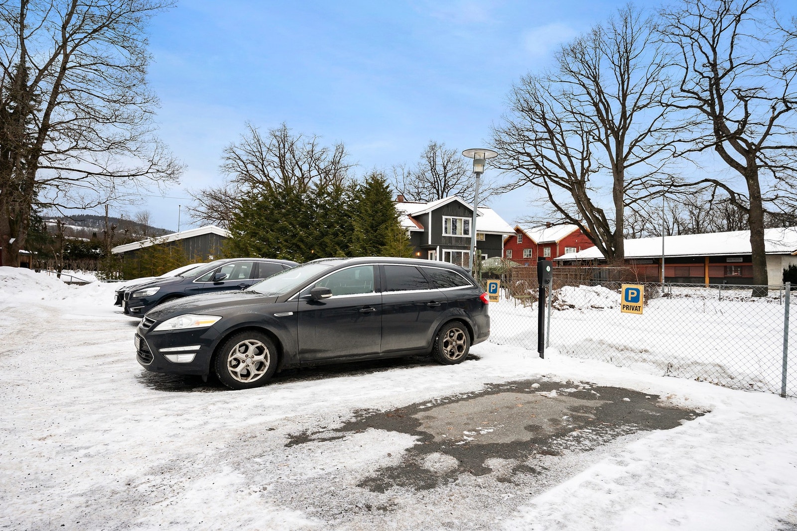 Det medfølger en bred parkeringsplass med zaptec elbillader Galleribilde