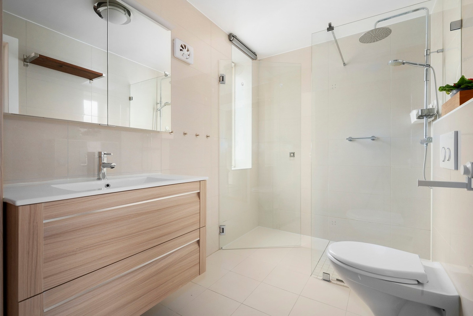 Pent flislagt bad fra 2016 med gulvvarme Galleribilde