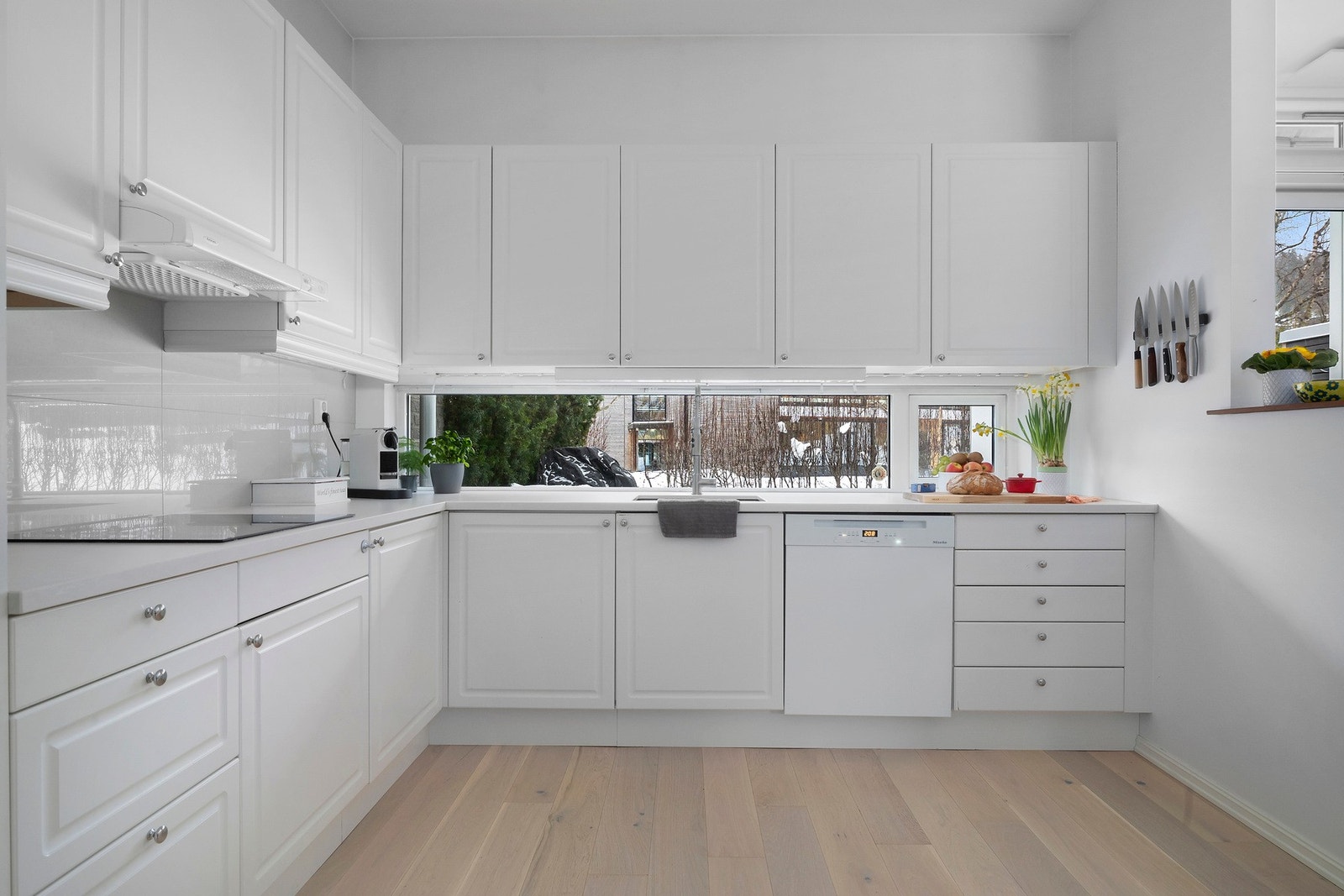 Kjøkkenet byr på godt med skap- og benkplass som er med på å skape ett funksjonelt og arbeidsvennlig kjøkken Galleribilde