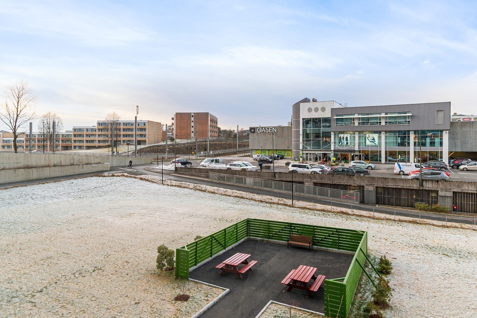 Sitteplasser utenfor blokken Galleribilde