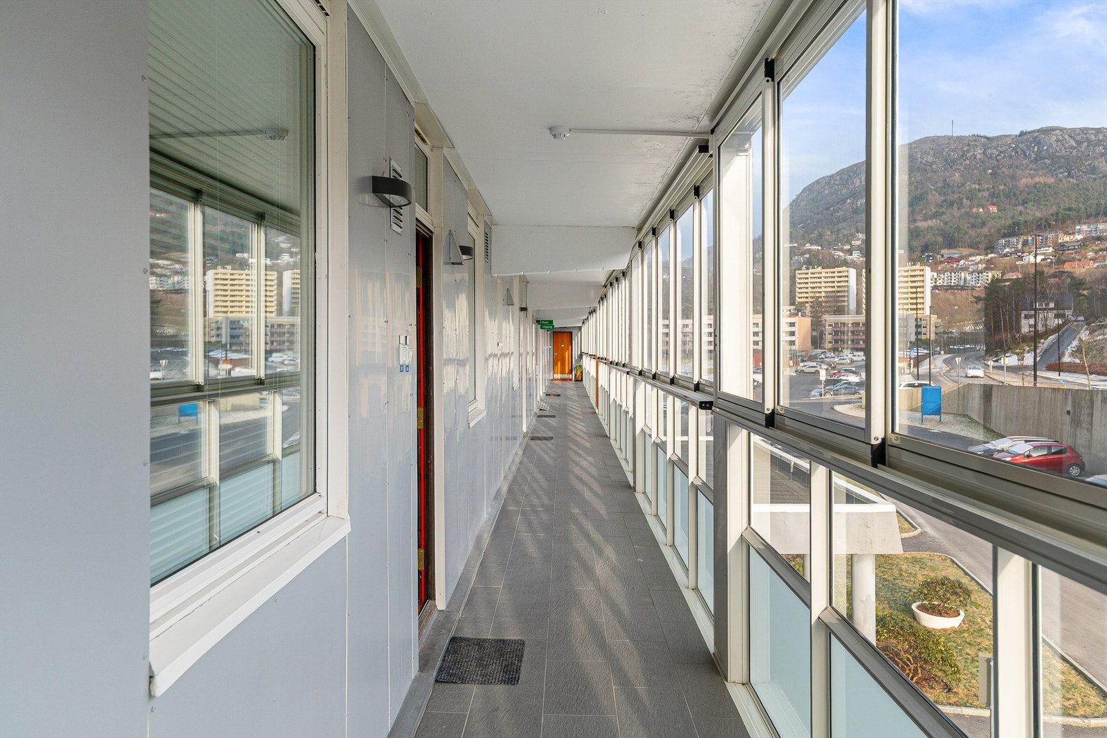 Innglassert inngangsparti Galleribilde