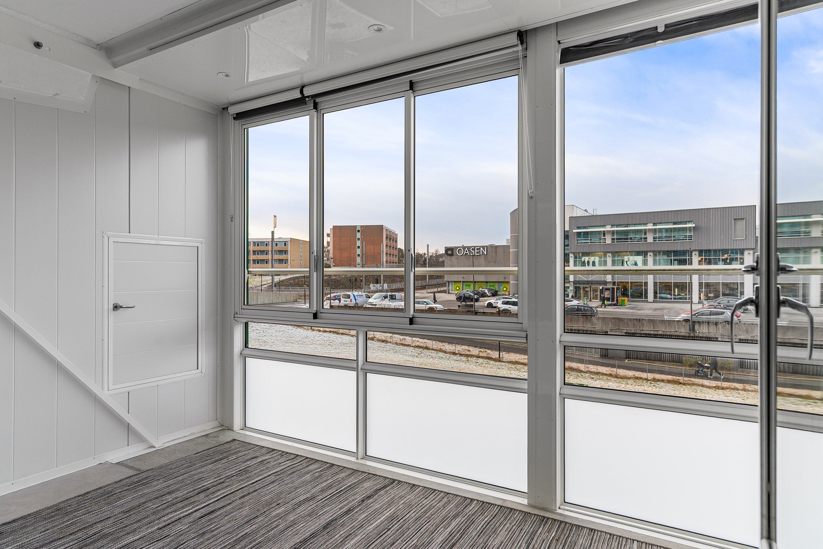 Boligen har en romslig innglasset balkong, og har en meget sentral beliggenhet Galleribilde