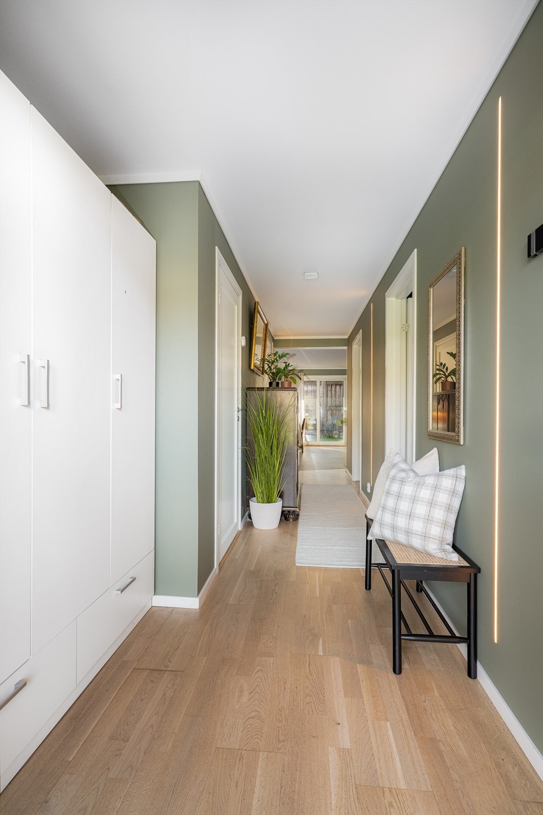 Fra entreen er det utsyn til terrasse/hage - gjennomlyst med dagslys Galleribilde