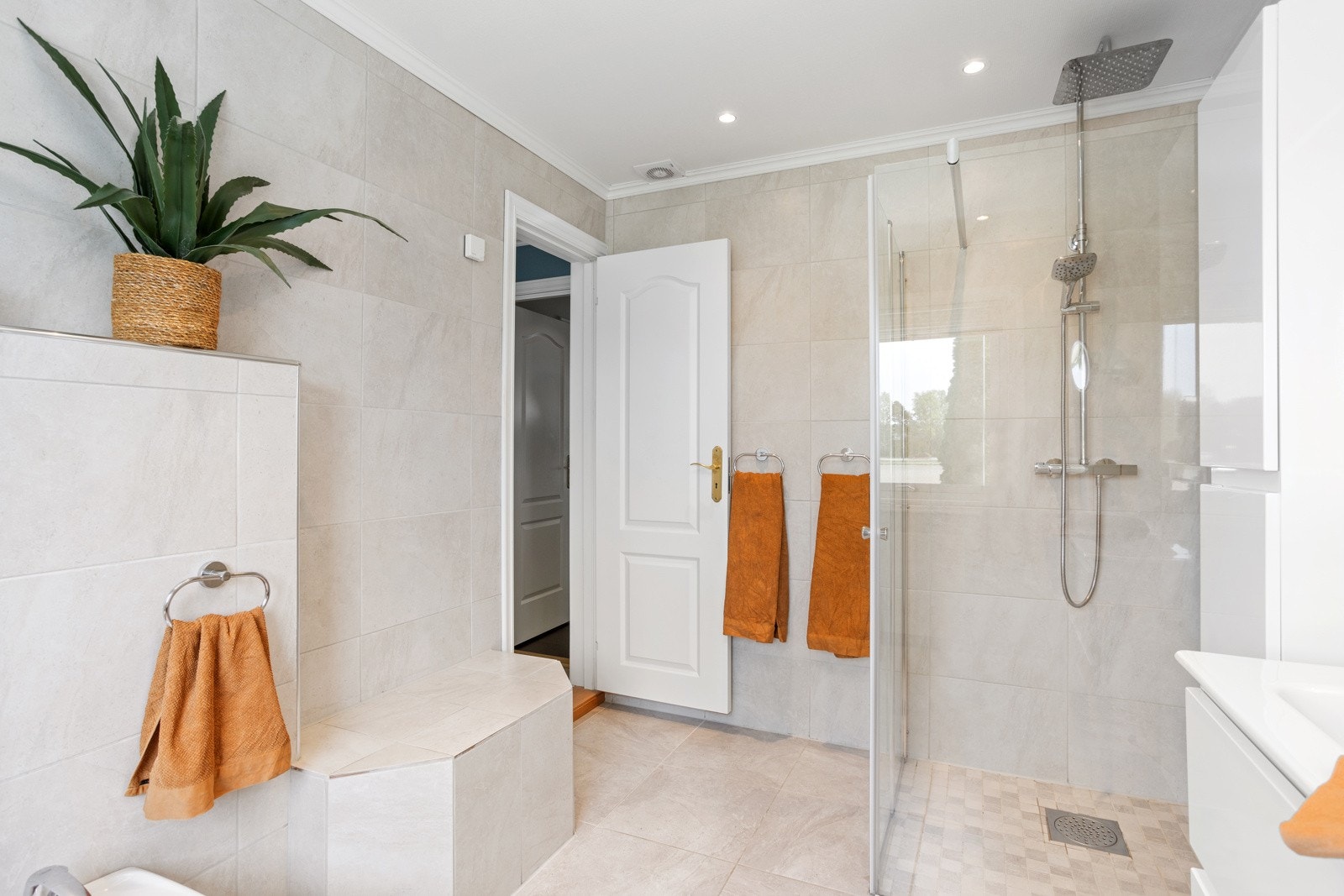 Badet har bide, toalett og dusjhjørne med regnfallsdusj. Varmekabler i gulvet. Galleribilde