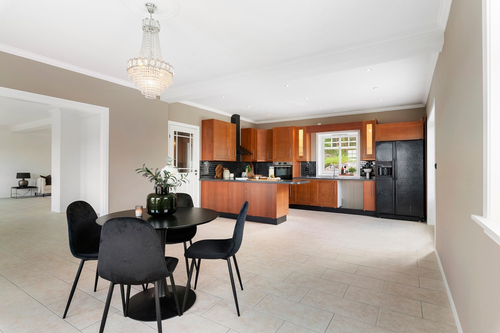 Kjøkkenet er utført med fronter av kirsebærtre med finerte fyllinger og laminert benkeplate. Galleribilde