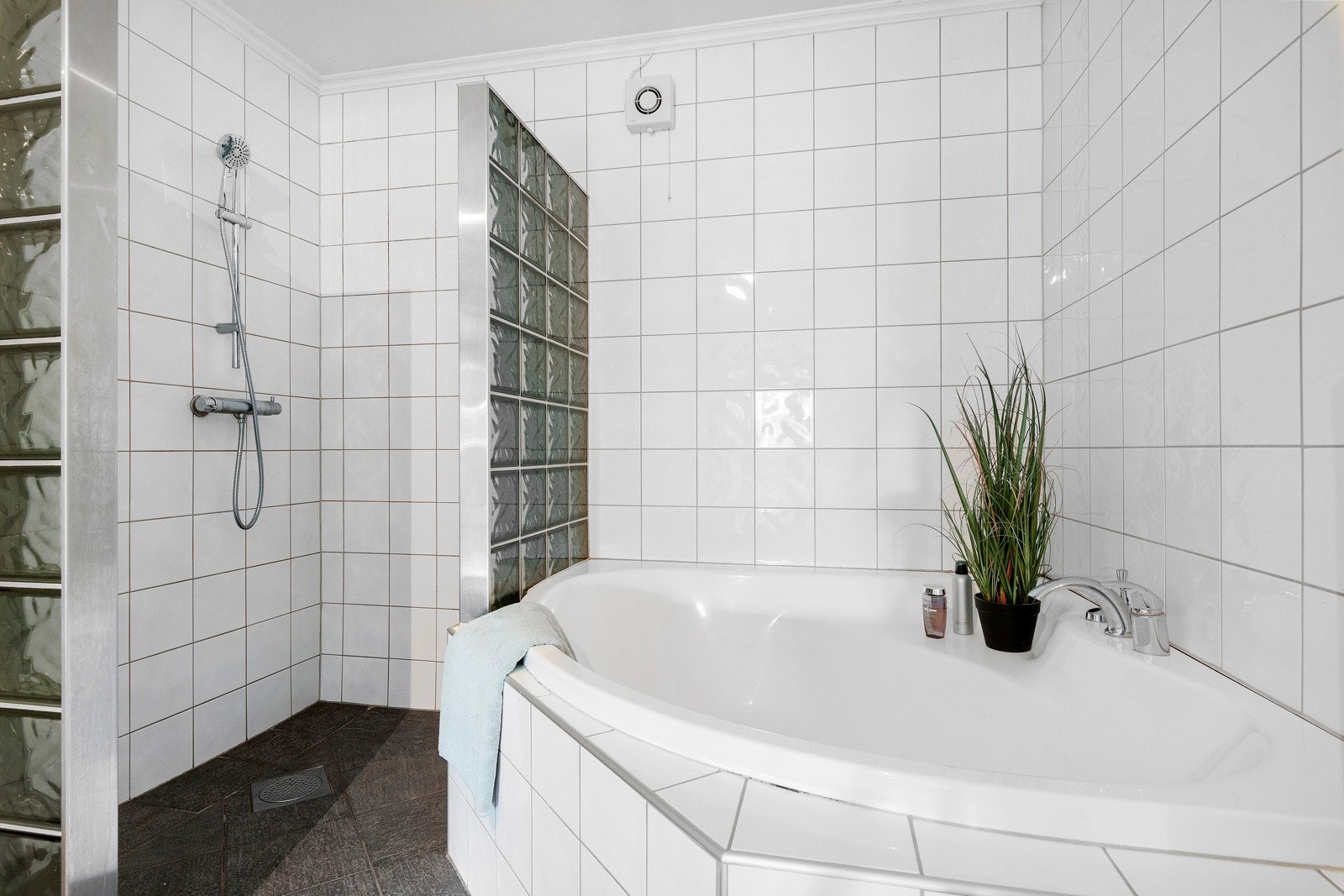 Her er det både dusjnisje og hjørnebadekar - Galleribilde