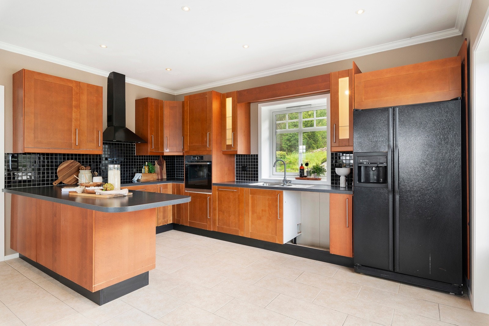 - og plass til oppvaskmaskin og "side by side" kjøl- og fryseskap. Galleribilde