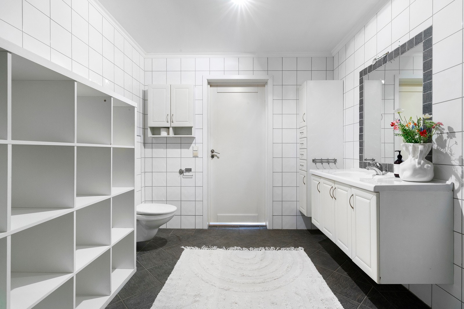 - samt romslig baderomsinnredning og vegghengt toalett. Galleribilde