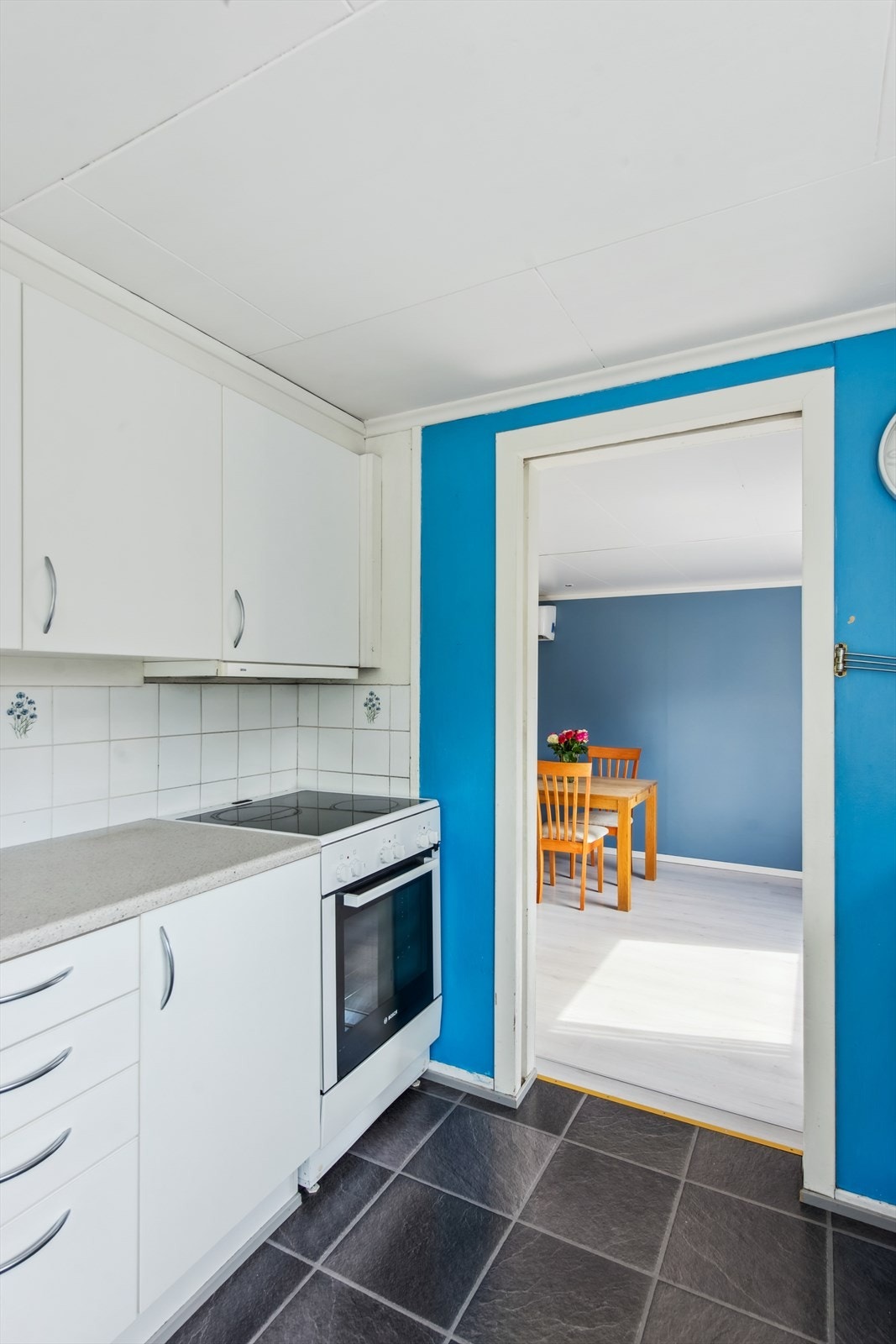 Fra stuen med adkomst til kjøkkenet. Galleribilde