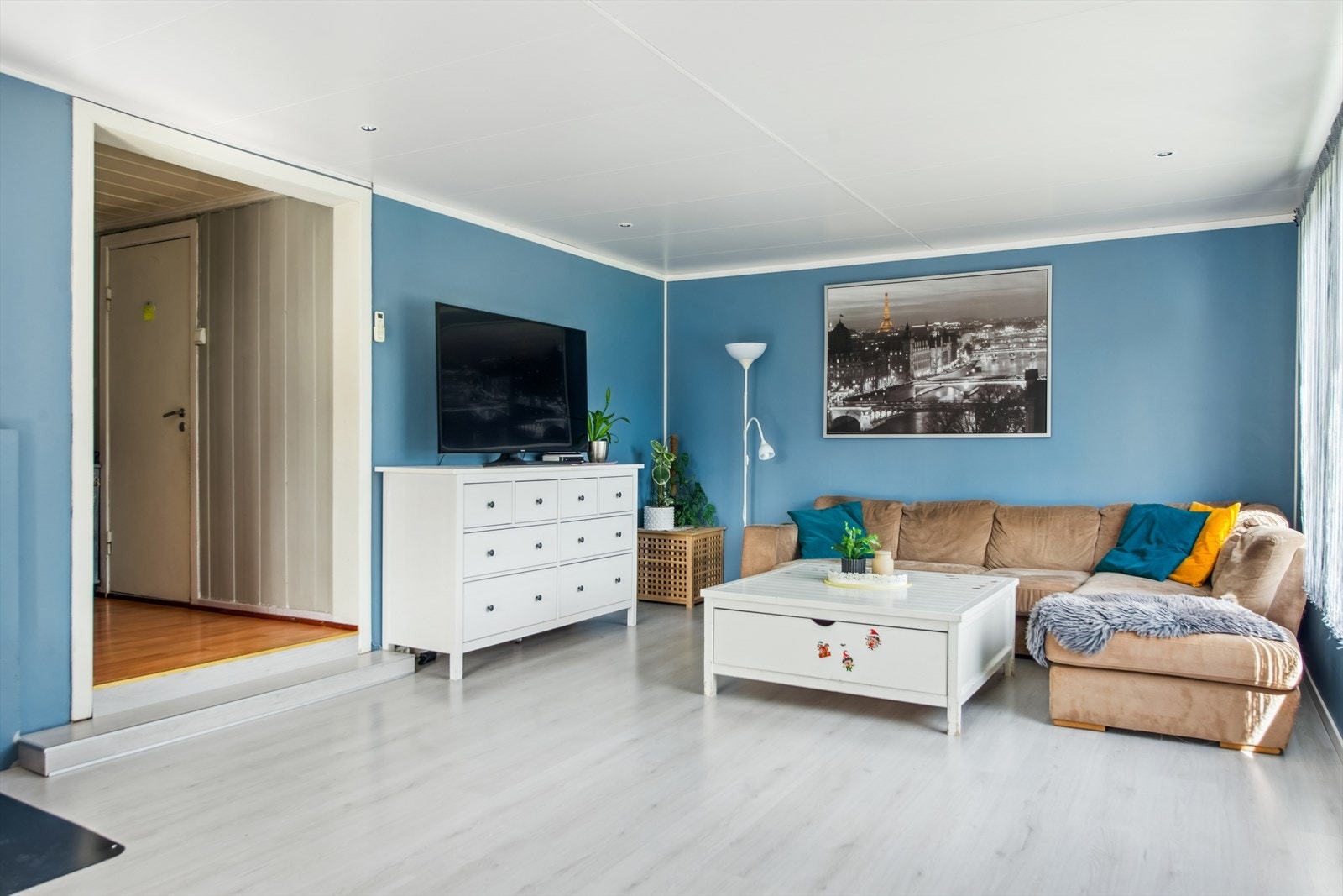 Stuen har god plass for både sofamøblement og spisegruppe Galleribilde