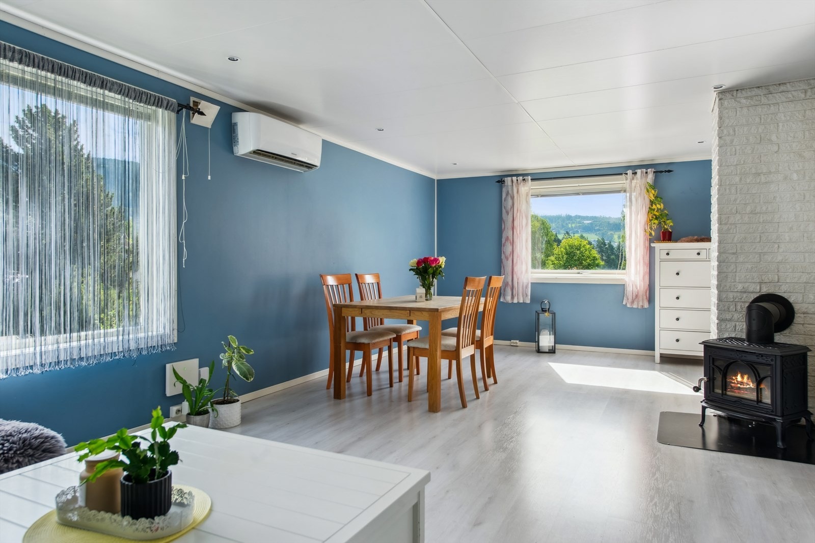 Stuen er i god størrelse og har downlights i himling. Galleribilde