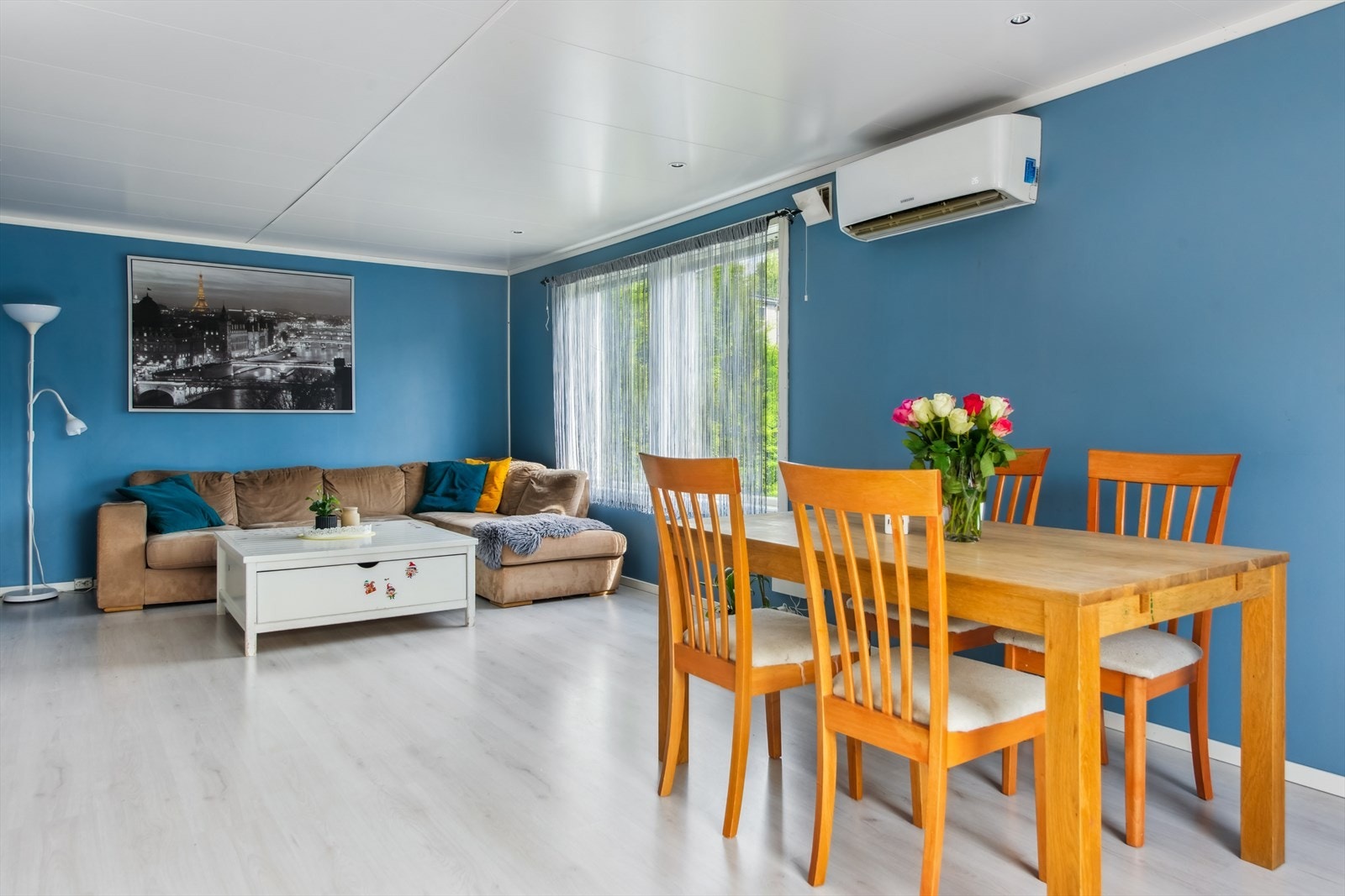 Stuen fikk nye overflater på gulv og vegger i 2020 Galleribilde