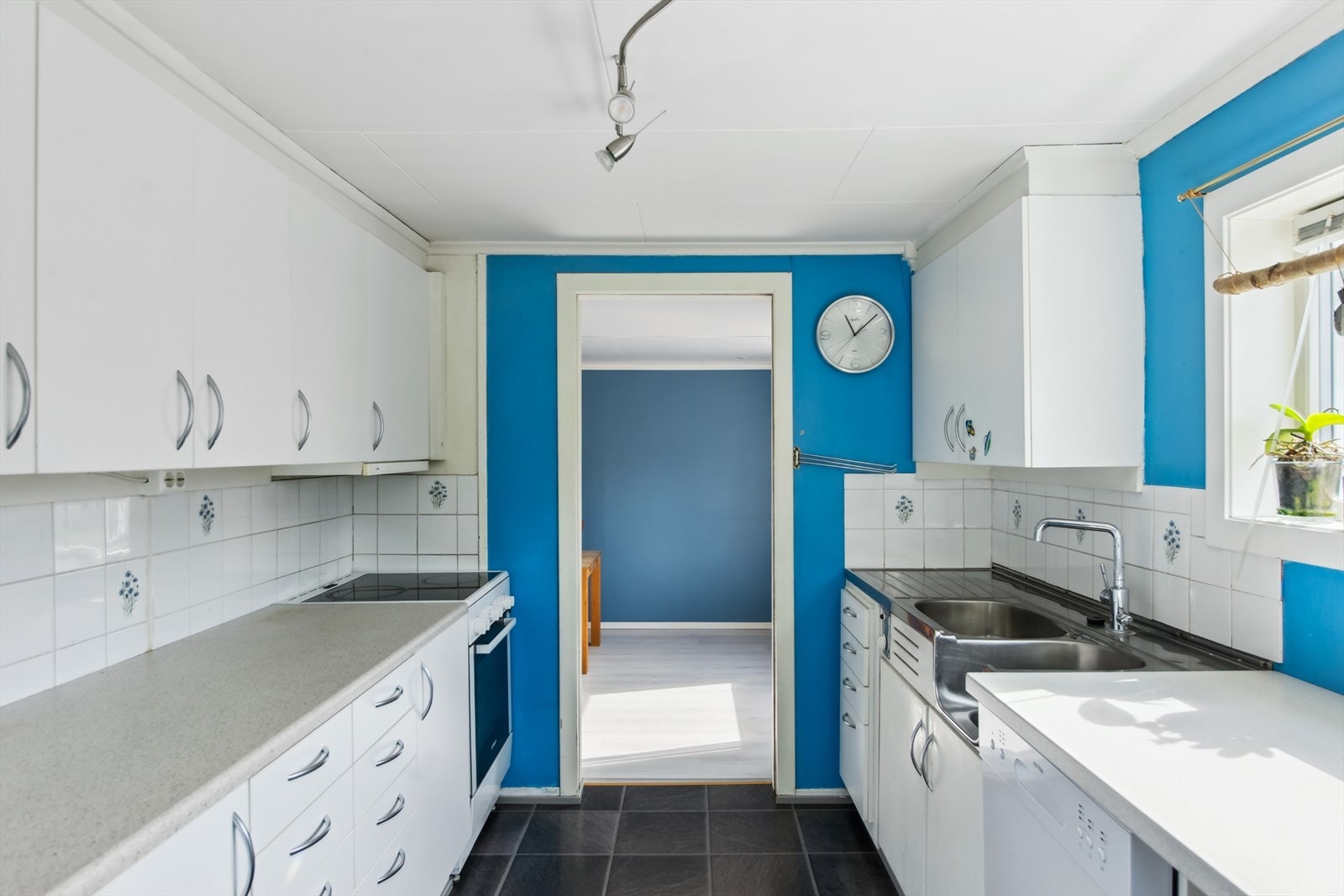 Kjøkkenet er utstyrt med en dobbel kum og en kjøkkenvifte med avtrekk via pipen. Galleribilde