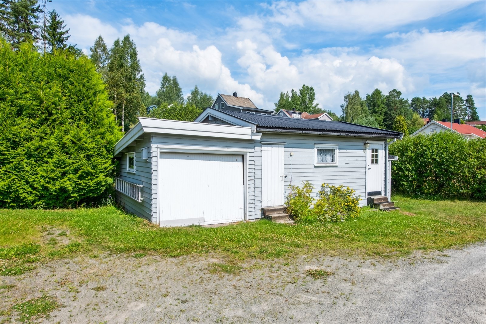 Uthuset ble bygget i 1956 og er fundamentert direkte på grunn med blokker. Galleribilde