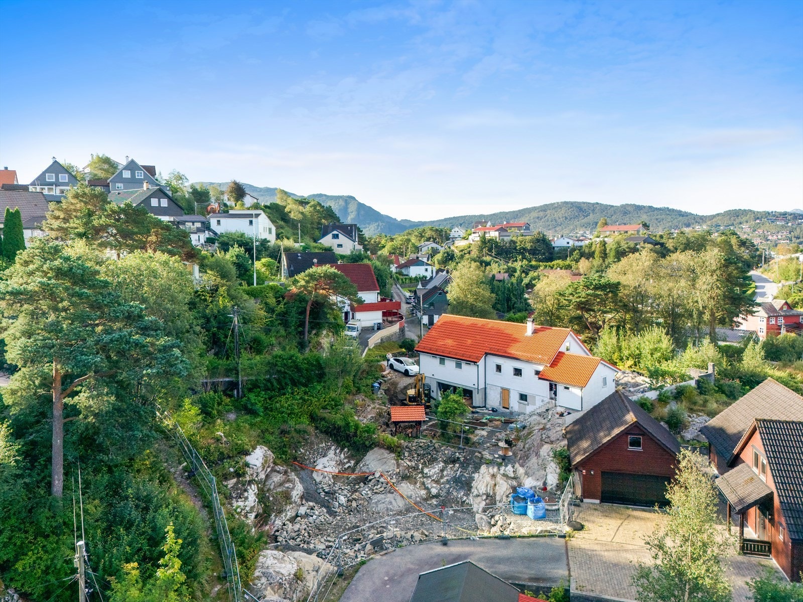 Eiendommen har solrik beliggenhet og noe utsikt over nærområdet. Galleribilde