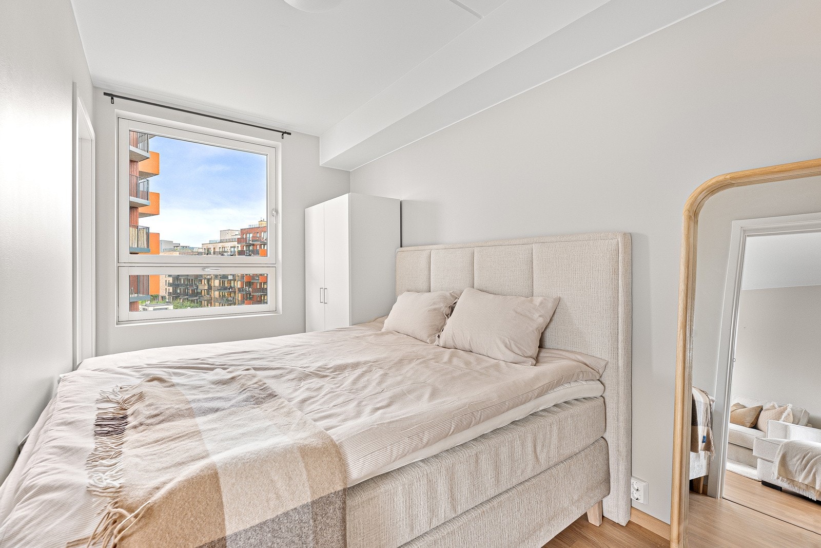 Hovedsoverommet er av god størrelse med plass til dobbeltseng, garderobe og nattbord. Galleribilde