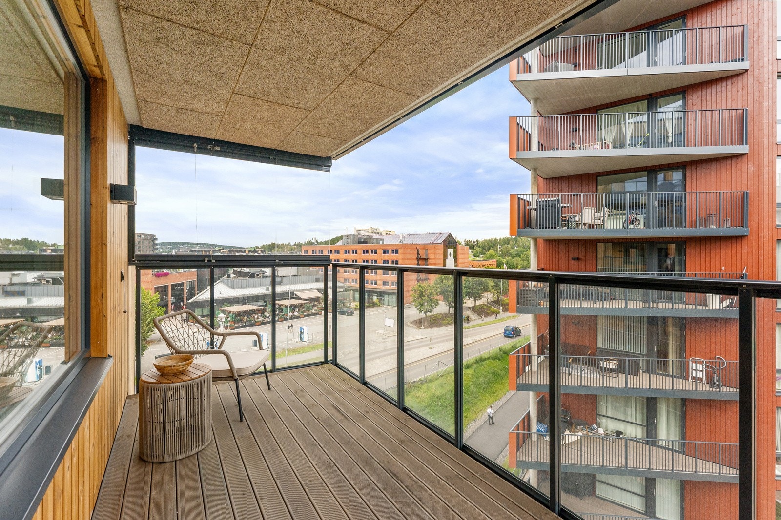 Fra stuen kan du tre direkte ut på en romslig balkong med utsikt. Galleribilde