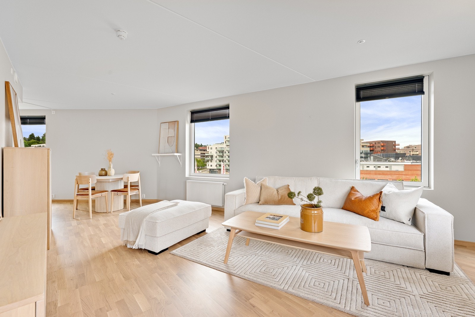 Rommets utforming gjør det enkelt å innrede etter eget ønske og personlige stil. Bildet er virtuelt møblert. Galleribilde