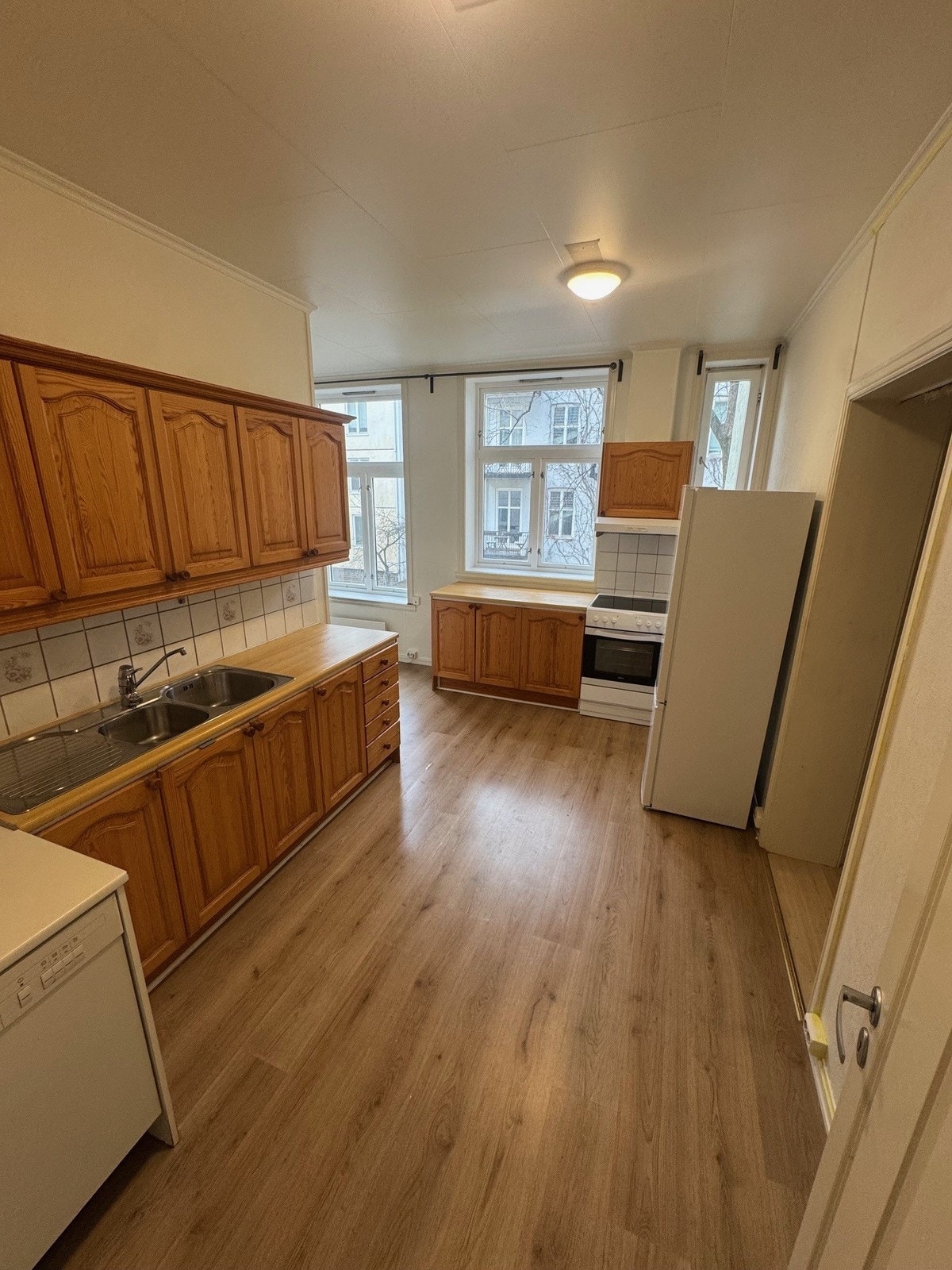 Romslig kjøkken med nye hvitevarer. Galleribilde