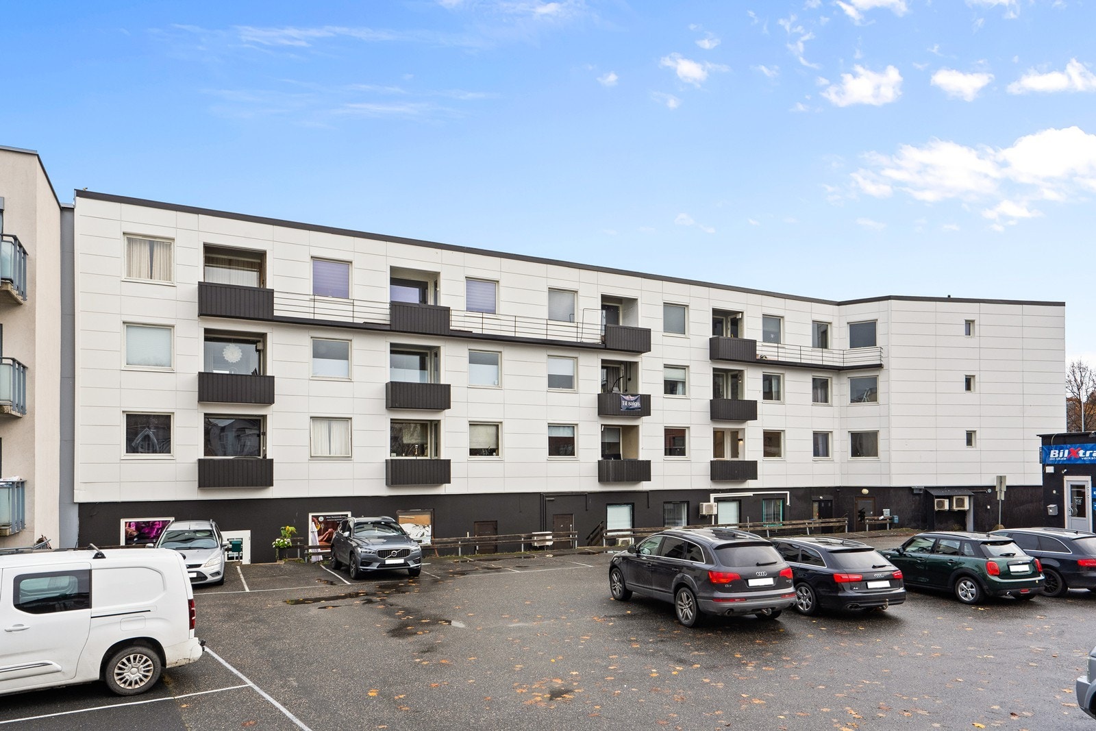Eiendommen har parkeringsplasser på baksiden av bygget. Galleribilde