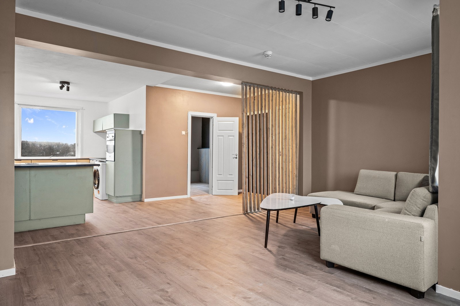 Leiligheten har en åpen og sosial planløsning mellom stue og kjøkken. Galleribilde