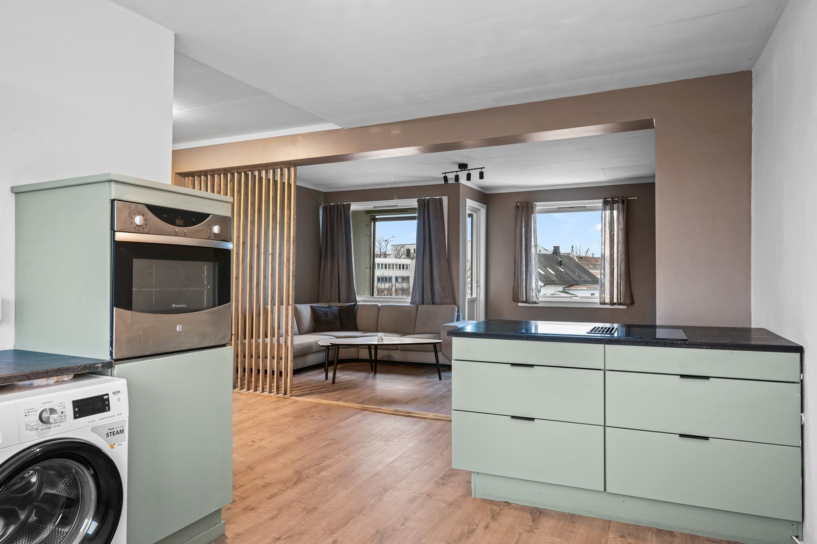 Kjøkkenet er praktisk utformet med stekeovn i arbeidshøyde. Galleribilde