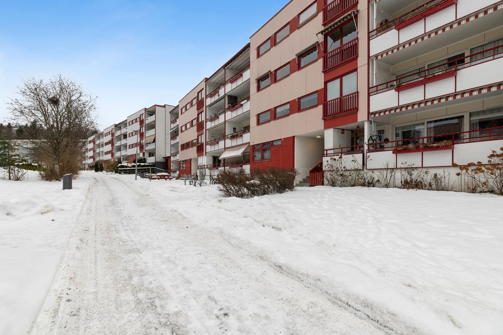 Bjørnebærstien ligger sentralt til i et attraktivt og familievennlig område på Rykkinn. Her bor man med kort vei til Rykkinn senter, som tilbyr et bredt utvalg av butikker og servicetjenester, som dagligvare, apotek, bakeri, frisør og bibliotek. Galleribilde