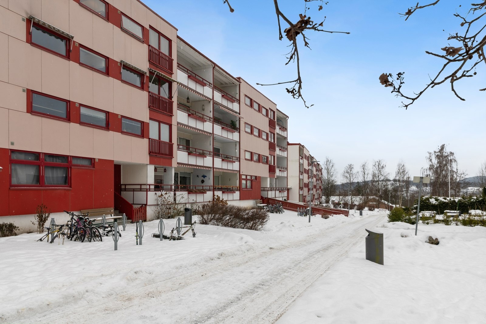 Nærområdet gir gode muligheter for friluftsliv. Kadettangen og Kalvøya tilbyr flotte bade- og rekreasjonsområder, og marka ligger rett i nærheten med lysløyper og gode turmuligheter hele året. Galleribilde