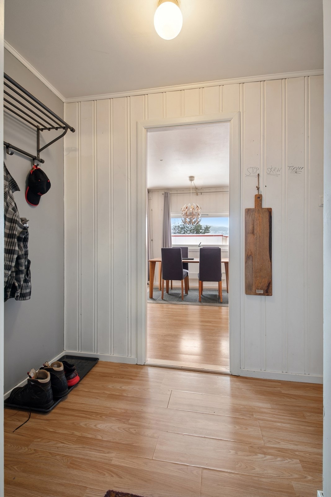 Velkommen inn! Entrè med god plass til yttertøy og sko. Galleribilde