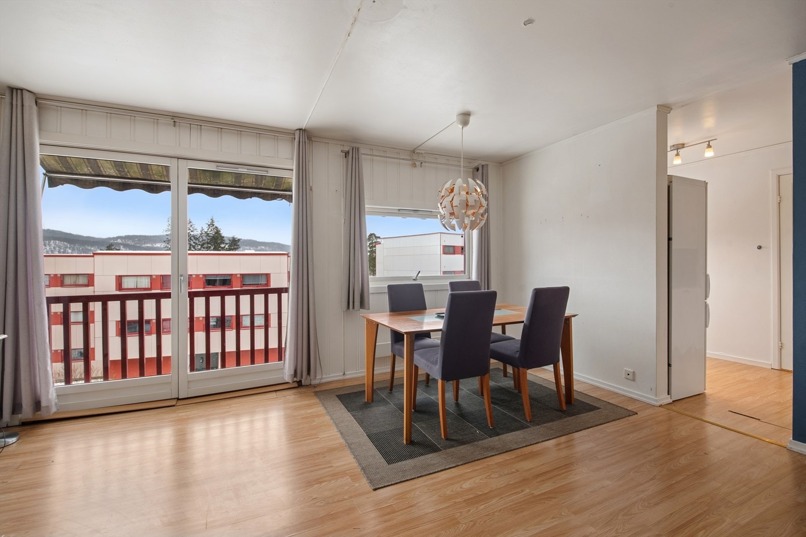 Store vindusflater gir godt lysinnslipp til stuen. Galleribilde