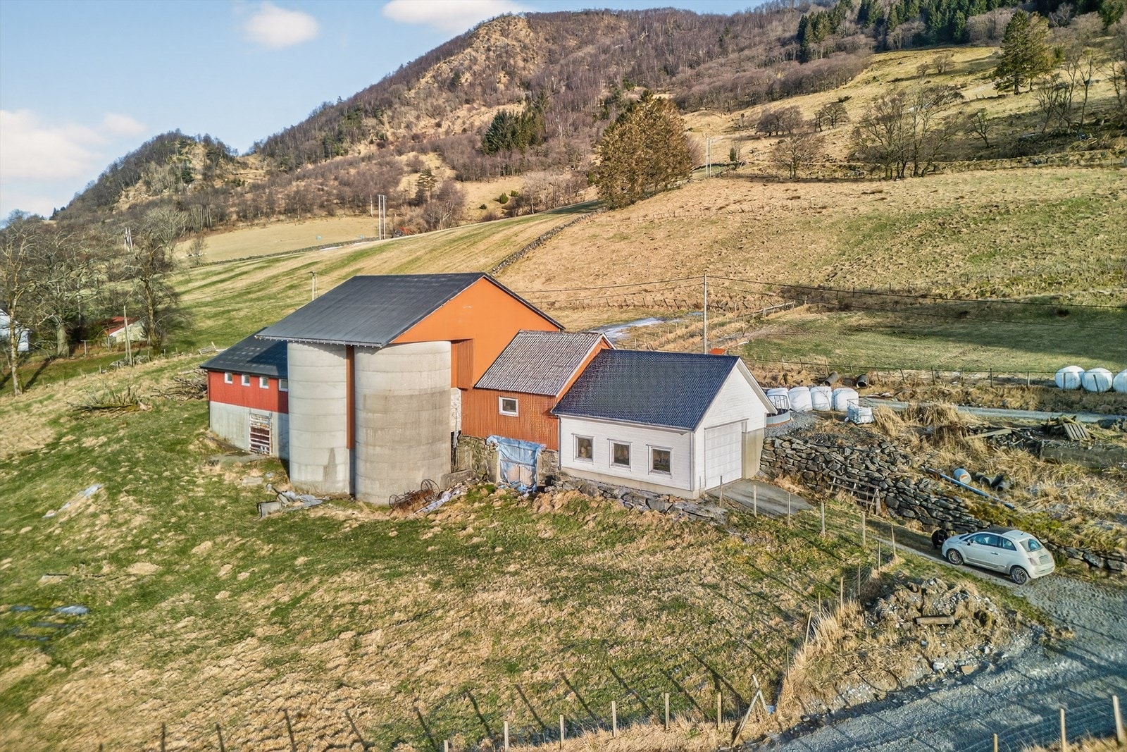 To stk betongsiloer (5 meter i diameter) og gjødselkjeller i deler av bygget Galleribilde