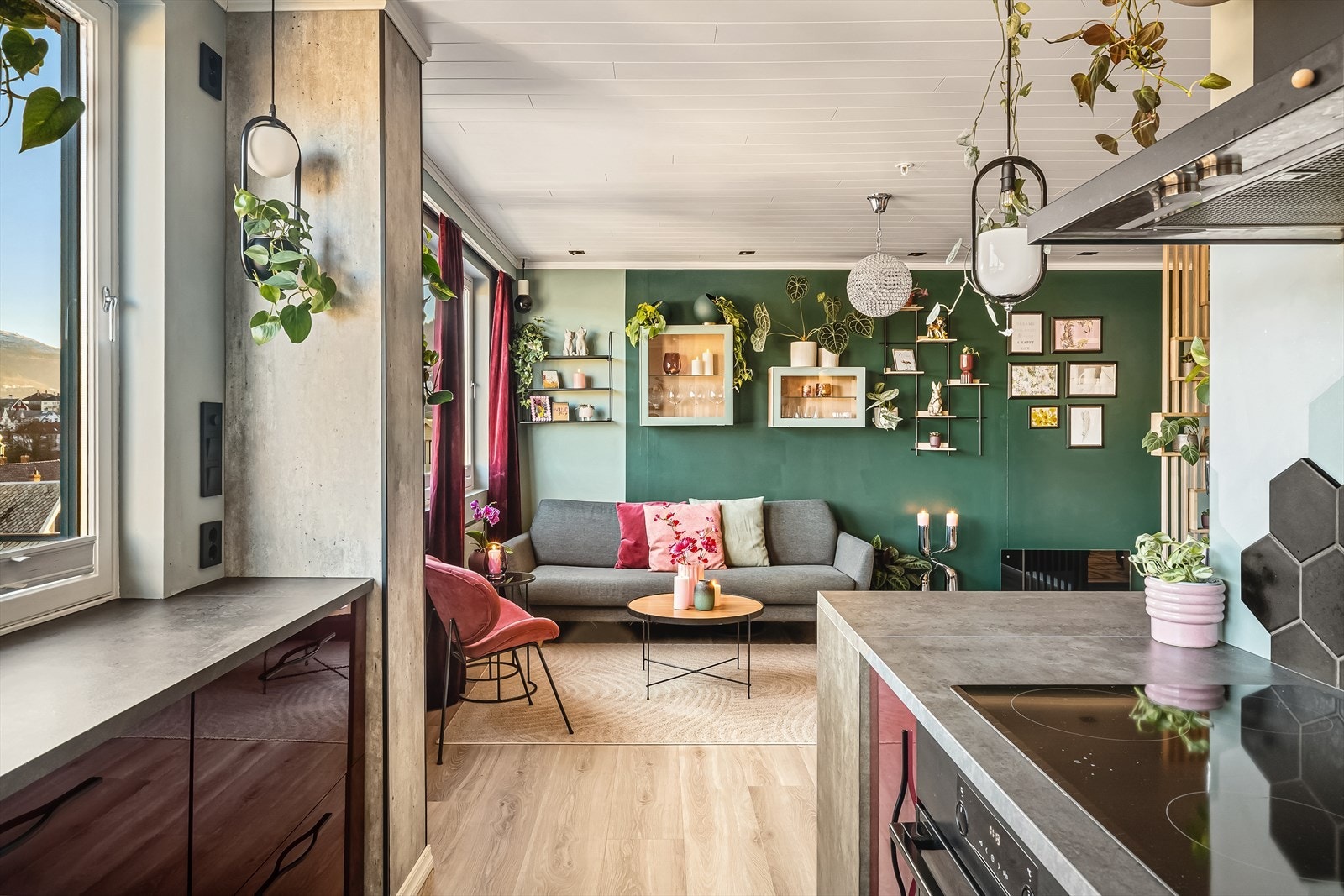 Den åpne stue- og kjøkkenløsningen gjør det enkelt å være sosial under matlagingen. Galleribilde