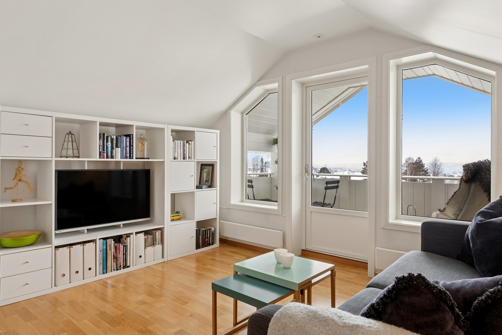 Naturlige møbleringssoner gjør stuen både sosial og behagelig. Galleribilde