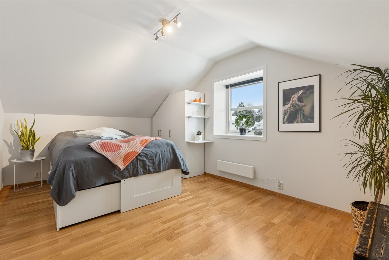 Romslig hovedsoverom med garderobeskap og plass til hjemmekontor. Galleribilde