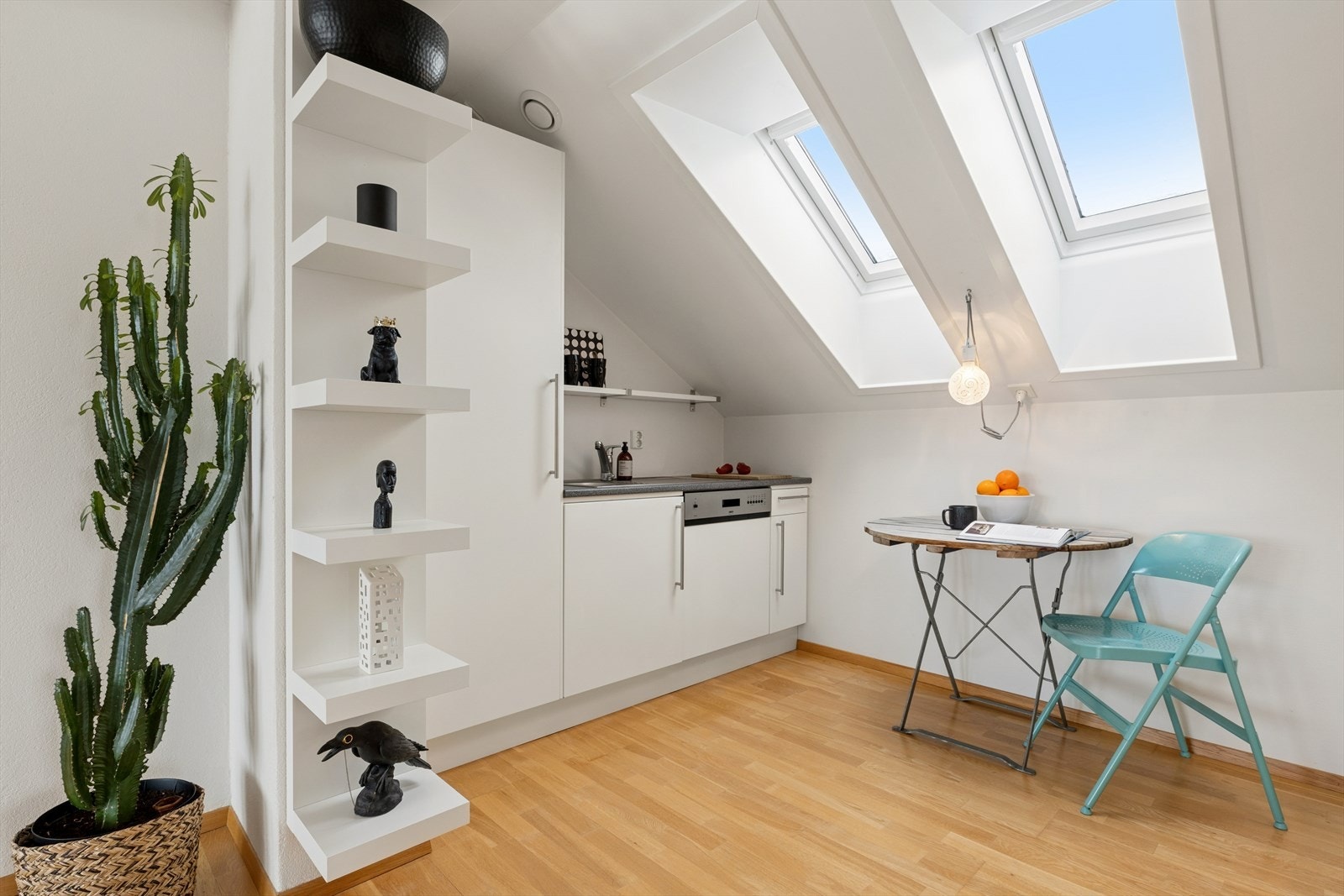 Gjennomtenkt kjøkkenløsning som gir både arbeidsro og sosial sone. Galleribilde