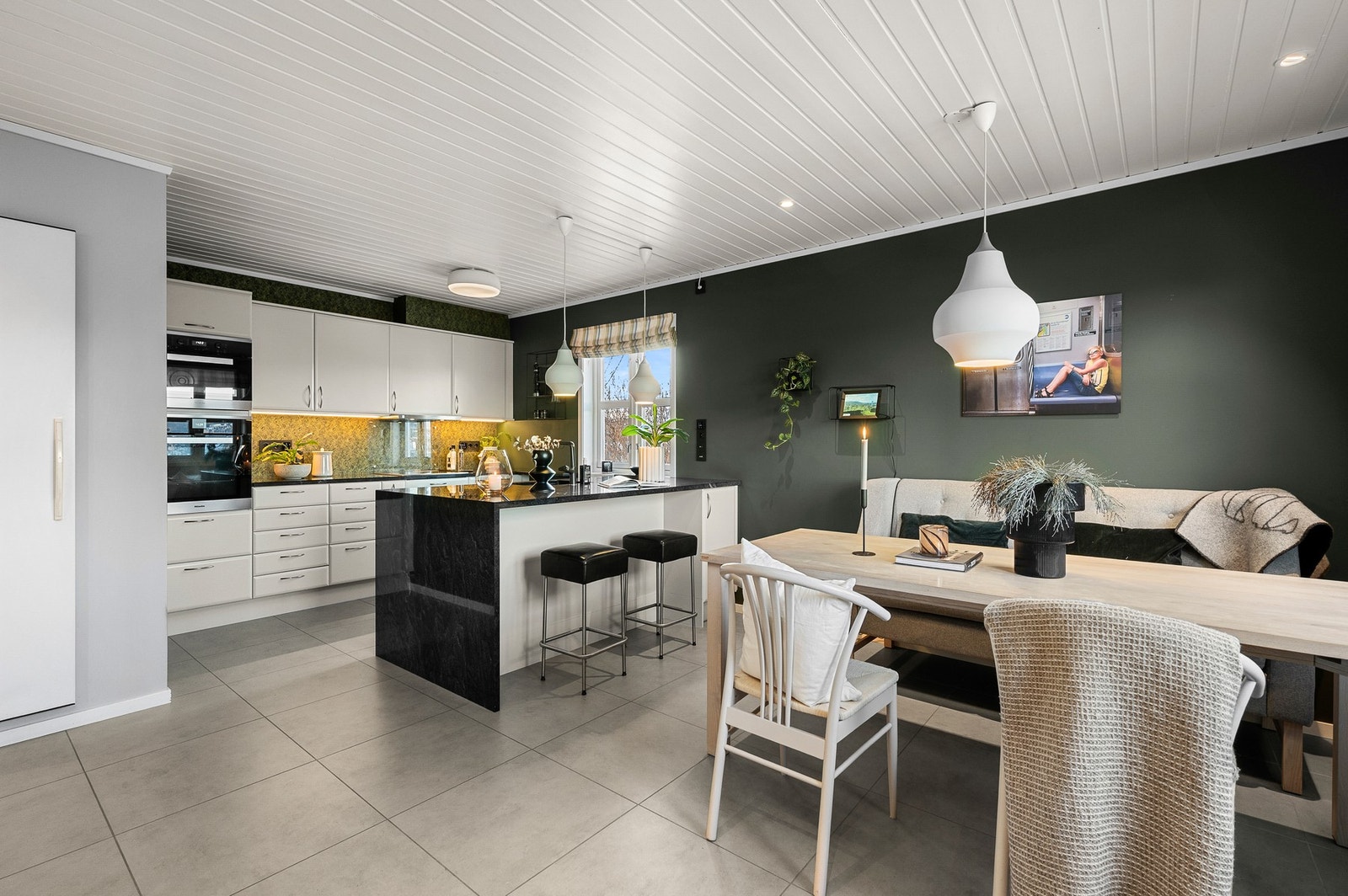 Stort kjøkken på hele 26 kvm. med eksklusive materialvalg og gjennomtenkte løsninger. Huseby kjøkken, granitt benkeplate, Miele hvitevarer og stort kjølerom. Galleribilde