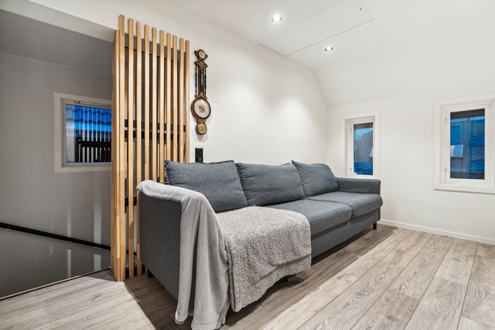 I andre etasje har du sittegruppe i gangen med plass til sofa og tv Galleribilde