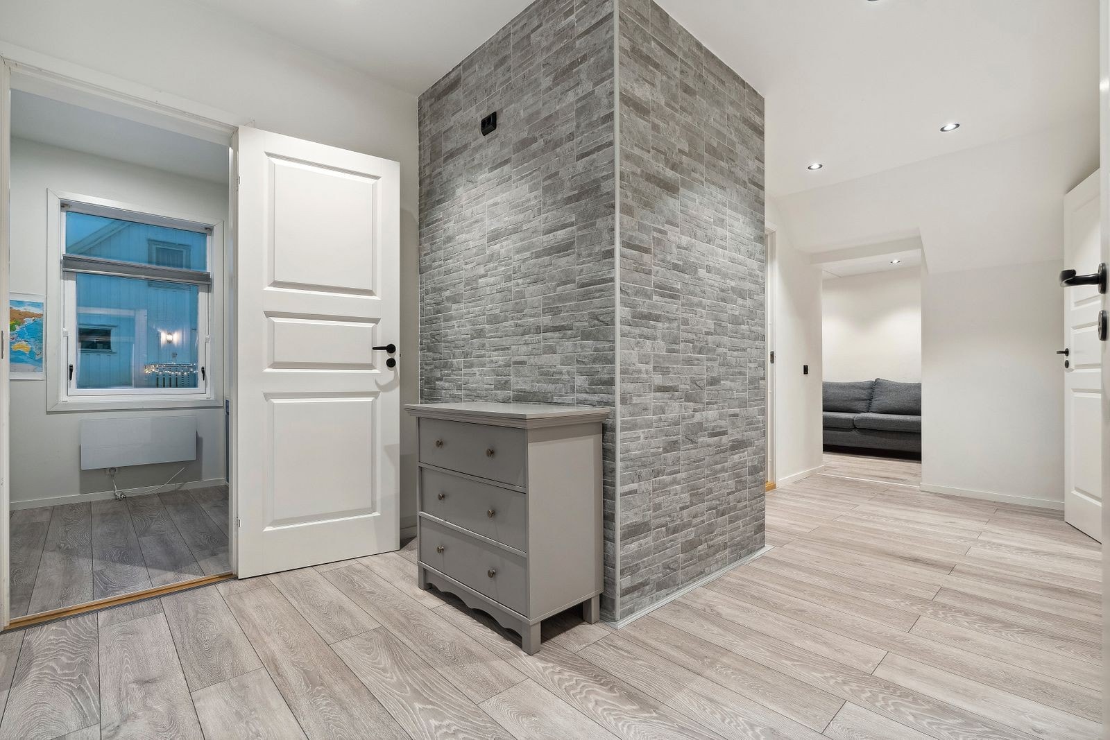 Videre inn har du adkomst til 3 soverom og bad Galleribilde