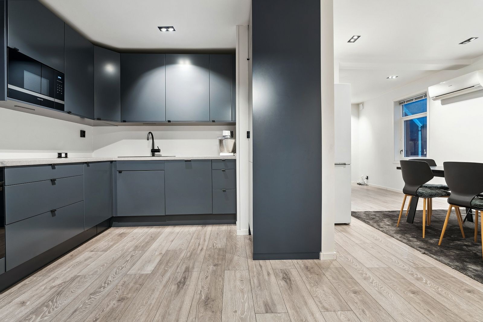 Kjøkkenet står med åpen løsning mot spisestuen Galleribilde